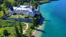 Photo vue du ciel de l'Abbaye de Hautecombe, au bord du lac du Bourget à Aix les Bains.