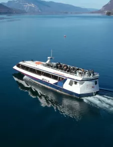 Photo d'un bateau de la compagnie des bateaux sur le lac du Bourget à Aix les Bains.