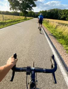 Photo de deux cycliste sur route.