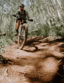 Photo d'un VTT en descente au Revard à Aix les Bains.