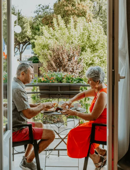 Photo d'un petit déjeuner en terrasse d'une chambre à l'hôtel Iroko à Aix les Bains.