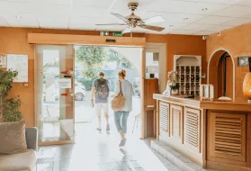 Photo du hall d'entrée, dans les ton orangés, à l'hôtel Iroko, Aix les Bains.