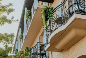 Photo de la façade de l'hôtel Iroko au Grand Port à Aix les Bains.