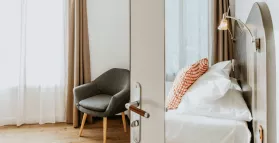 Photo d'une chambre de l'hôtel Iroko à Aix les Bains.