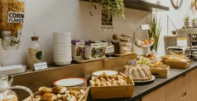 Photo du buffet de petit déjeuner à l'hôtel Iroko à Aix-les-Bains.