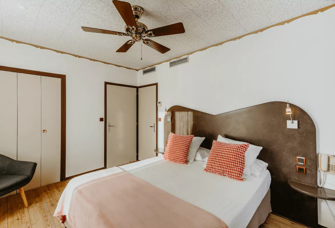Photo d'une chambre confort de l'hôtel Iroko à Aix les Bains.