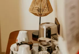 Photo d'un plateau de courtoisie dans une chambre classique de l'hôtel Iroko à Aix les Bains.