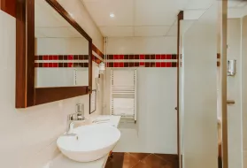 Photo d'une chambre classique de l'hôtel Iroko à Aix les Bains.