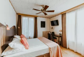 Photo d'une chambre confort de l'hôtel Iroko à Aix les Bains.