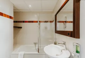 Photo d'une chambre confort de l'hôtel Iroko à Aix les Bains.
