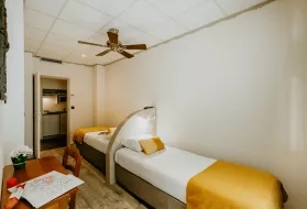 Photo d'une chambre familiale de l'hôtel Iroko à Aix les Bains.
