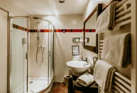 Photo d'une chambre familiale de l'hôtel Iroko à Aix les Bains.